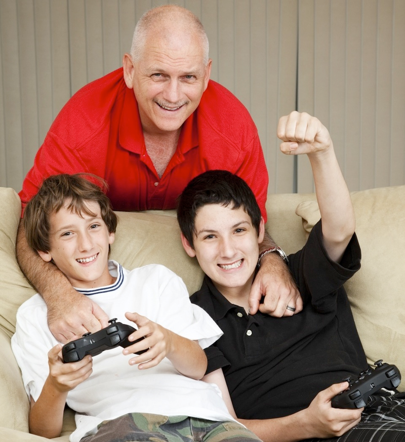 Illustration for article titled Fake Gamers of the Week: That Can't Be A Comfortable Way To Play